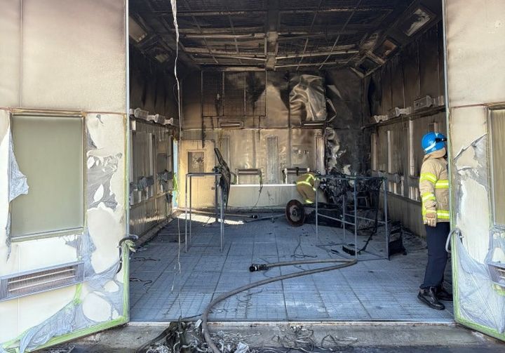 [홍성=뉴시스] 지난 7일 오후 3시48분께 충남 홍성군 광천읍 옹암리 자동차정비공장에서 난 불이 11분 만에 진화된 가운데 소방대원이 화재 원인을 조사하고 있다. (사진=홍성소방서 제공) 2026.04.08. photo@newsis.com *재판매 및 DB 금지