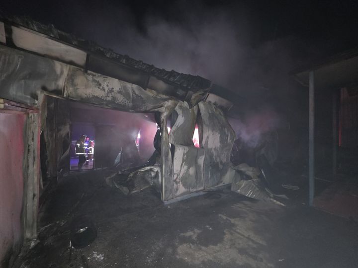 [서산=뉴시스] 8일 오전 1시6분께 충남 서산시 고북면 농자재 보관창고에서 불이 나 2시간 21분 만에 진화됐다. (사진=서산소방서 제공) 2026.04.08. photo@newsis.com *재판매 및 DB 금지