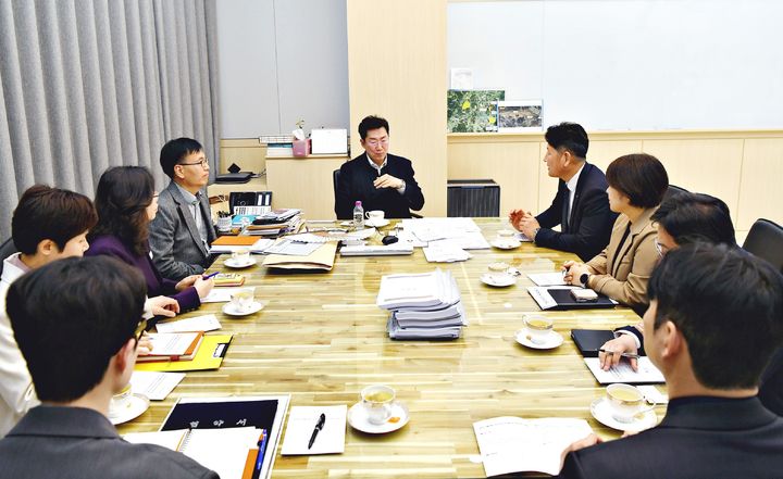 [원주=뉴시스] 화물자동차 임시주차장 조성 회의. (사진=원주시 제공) 2026.04.08. photo@newsis.com *재판매 및 DB 금지