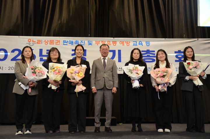 [서울=뉴시스] 전국상인연합회 표창을 받은 소상공인시장진흥공단 임직원들. (사진=소상공인시장진흥공단 제공) 2026.04.08. photo@newsis.com *재판매 및 DB 금지