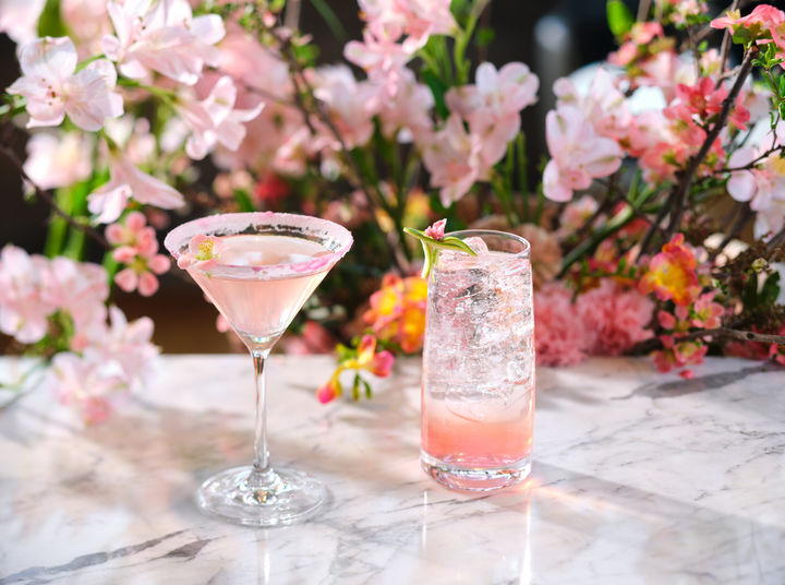 [서울=뉴시스] 시그니엘 서울, 벚꽃 칵테일 2종 (사진=롯데호텔앤리조트) *재판매 및 DB 금지