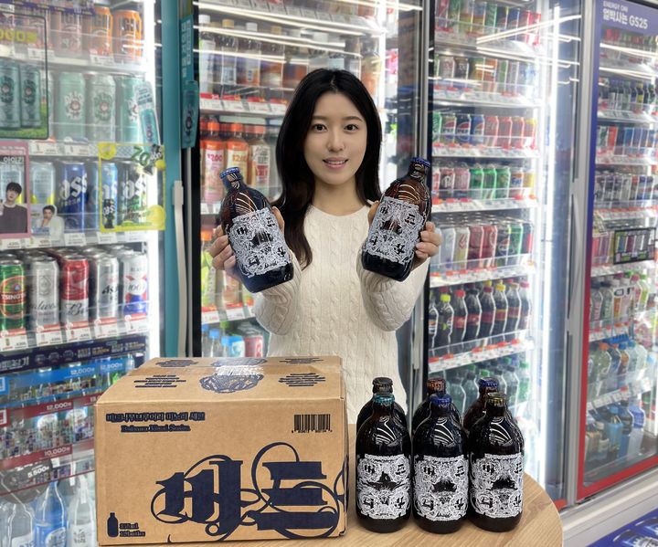 [서울=뉴시스] GS25에서 모델이 버드나무 브루어리에서 생산한 미노리세션(쌀맥주)을 들고 있다. (사진=GS리테일 제공)  *재판매 및 DB 금지