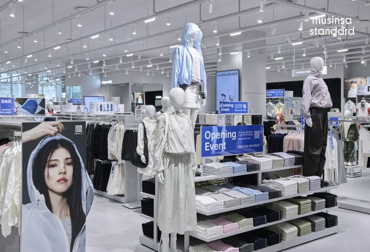 [서울=뉴시스] 무신사가 전개하는 모던 베이식 캐주얼웨어 브랜드 무신사 스탠다드(MUSINSA STANDARD)가 호남 지역에 첫 번째 매장을 오픈한다고 8일 밝혔다. 지난 2일 오픈한 무신사 스탠다드 롯데몰 은평점 매장 내부(사진=무신사 제공) *재판매 및 DB 금지 *재판매 및 DB 금지