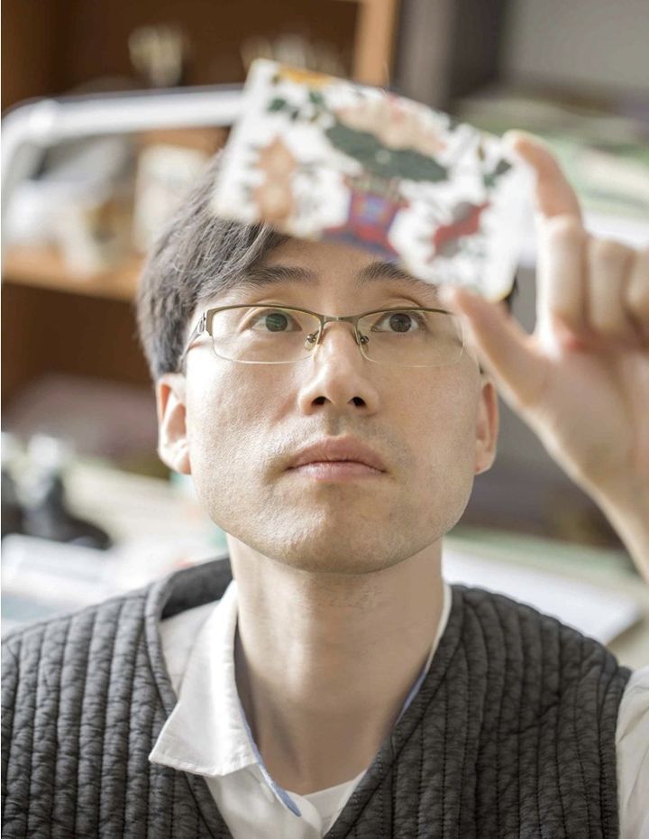 [서울=뉴시스] 국가무형유산 '화각장' 보유자로 인정 예고된 한기덕씨 모습 (사진=국가유산청 제공) 2026.04.08. photo@newsis.com *재판매 및 DB 금지