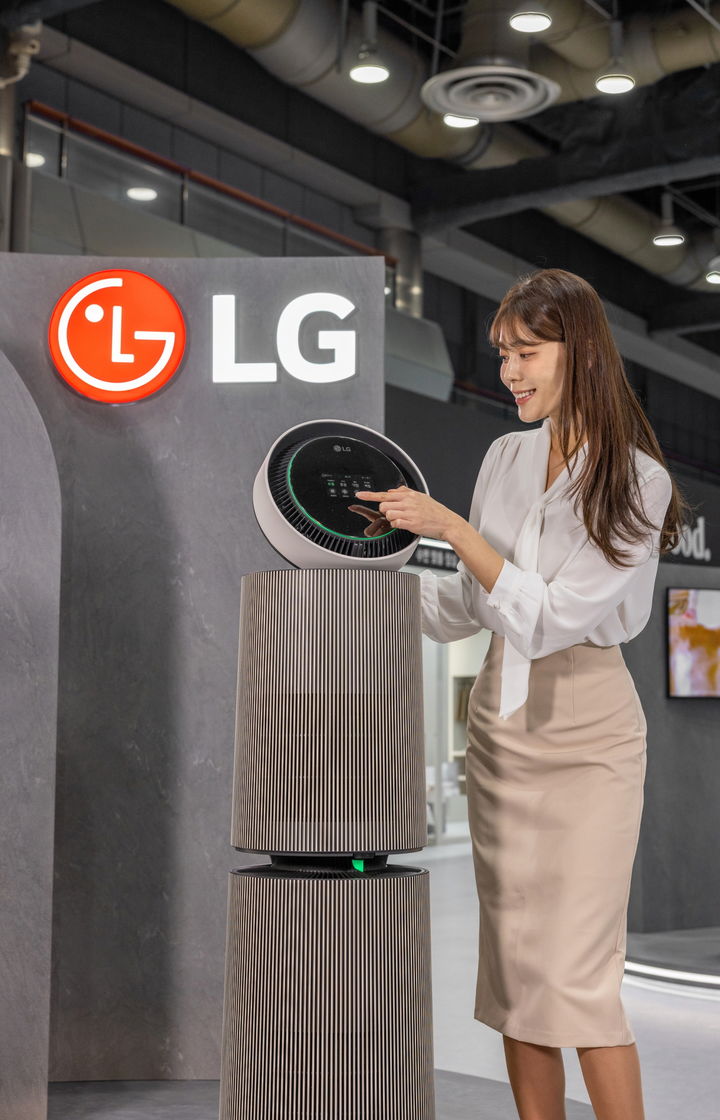 LG전자가 8일 개막한 '에어페어 2026'에서 노벨화학상 소재 적용 필터와 공간 맞춤형 공기질 관리 솔루션 등 혁신 에어케어 기술을 선보인다. 사진은 노벨화학상 소재 금속유기골격체(MOF)를 적용한 필터가 기본 적용되는 'LG 퓨리케어 AI 오브제컬렉션 360° 공기청정기 M7'을 모델이 살펴보는 모습.(사진제공=LG전자) *재판매 및 DB 금지