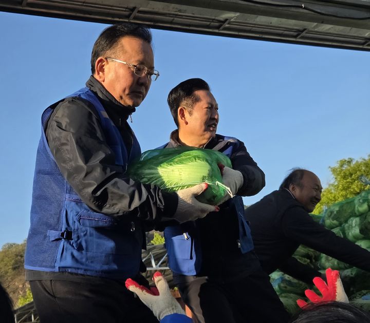 [대구=뉴시스]김윤영 기자 = 대구시장 선거에 나선 김부겸 전 국무총리와 정청래 더불어민주당 대표가 8일 대구 북구 대구농수산물도매시장을 방문해 배추 하역 작업을 진행하고 있다. 2026.04.08. youn@newsis.com *재판매 및 DB 금지