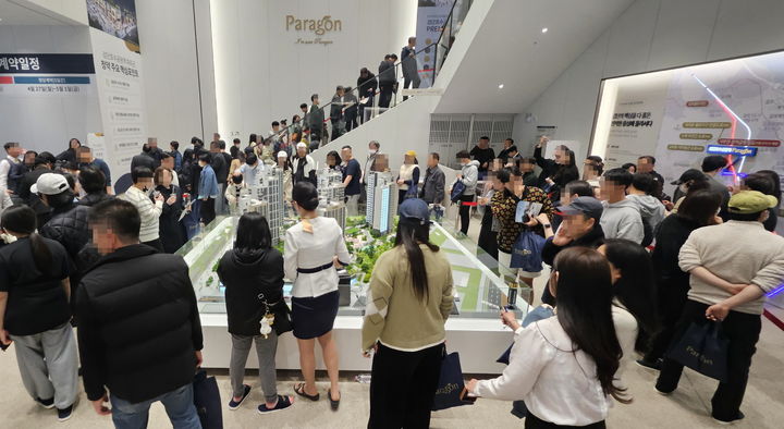 [서울=뉴시스] '검단호수공원역 파라곤' 견본주택에 모인 사람들. (출처=동양건설산업) 2026.04.08. photo@newsis.com *재판매 및 DB 금지