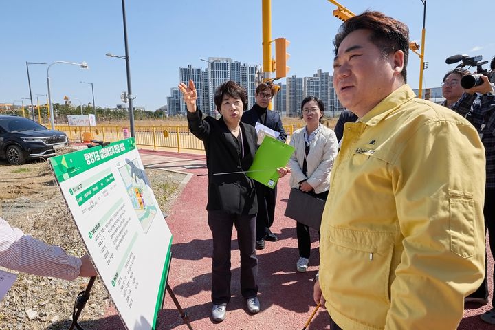 [아산=뉴시스] 오세현 아산시장이 탕정면 지역의 신설학교 설립 예정지를 방문해 현장을 점검했다. (사진=아산시 제공) 2026.04.08 photo@newsis.com *재판매 및 DB 금지