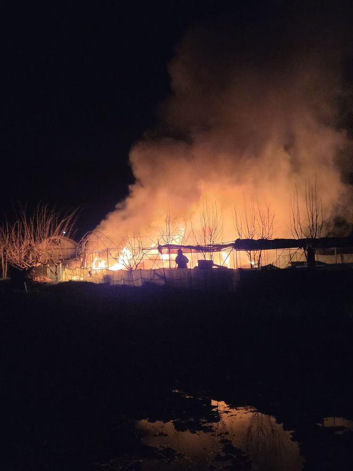 [천안=뉴시스] 천안시 동면 양봉장 화재 현장 모습. (사진=천안동남소방서 제공) 2026.04.08 photo@newsis.com *재판매 및 DB 금지