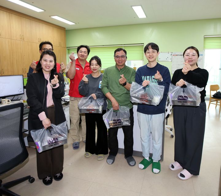 [서울=뉴시스] BBQ가 사회복지시설 ‘성애원’을 방문해 사회복지사 30여 명과 아동 50여 명에게 황금올리브치킨 닭다리와 사이드 메뉴로 구성된 80인분의 치킨을 전달했다.(사진=제너시스BBQ 그룹) *재판매 및 DB 금지