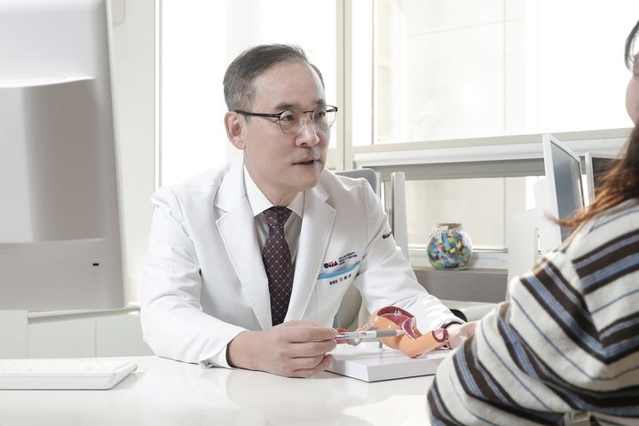 [서울=뉴시스] 차 의과학대학교 차병원 난임센터는 일반적인 체외수정 방식으로 배아 생성이 어려운 환자에게 호르몬 주사 없이 진행하는 'CAPA-IVM'을 적용해 잠실차병원과 일산차병원에서 잇단 임신 성공 사례를 확인했다고 8일 밝혔다. 잠실차병원 난임센터 이학천 원장이 CAPA-IVM 치료를 적용한 난임 환자에게 진료를 설명하고 있다. (사진=차 의과대학교 차병원 제공) 2026.04.08. photo@newsis.com *재판매 및 DB 금지