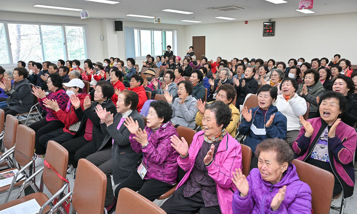 정선군 어르신 평생학습 경로대학에 참여한 어르신들이 박수를 치며 즐거워하고 있다.(사진=정선군 제공) *재판매 및 DB 금지