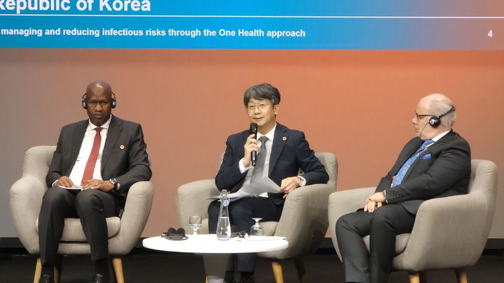 [서울=뉴시스] 임승관 질병관리청장이 7일 프랑스 리옹에서 열린 원헬스 정상회의 장관급 패널토의에서 발언하는 모습 (사진=질병관리청 제공) 2026.04.08. photo@newsis.com *재판매 및 DB 금지