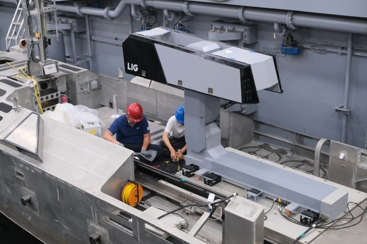 [서울=뉴시스] 림팩(RIMPAC)에서 LIG 디펜스&에어로스페이스 관계자들이 무인 수상정에 탑재된 비궁 발사대를 점검하는 모습. (사진=LIG 디펜스&에어로스페이스) 2026.04.08 photo@newsis.com *재판매 및 DB 금지&nbsp; *재판매 및 DB 금지