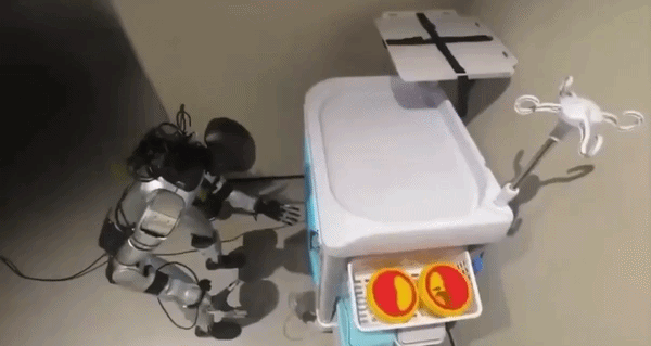 [서울=뉴시스] 중국 로봇 기업 유니트리가 개발한 휴머노이드 로봇 'G1'이 병원에서 환자 보조 업무를 수행하고 있다. (영상=엑스 캡처) *재판매 및 DB 금지 *재판매 및 DB 금지