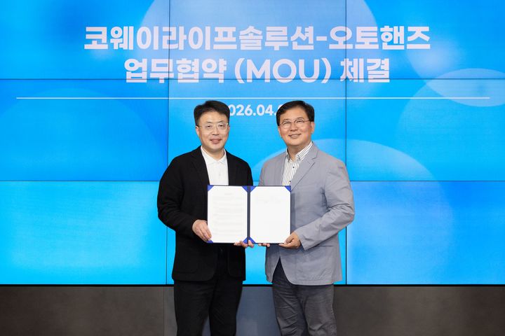 [서울=뉴시스] 지난 7일 서울 구로구 지타워에서 진행된 업무협약식에서 김명곤(왼쪽) 코웨이라이프솔루션 대표이사와 김성준 오토핸즈 대표이사. (사진=코웨이라이프솔루션 제공) 2026.04.08. photo@newsis.com *재판매 및 DB 금지