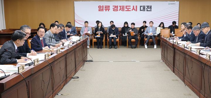 [대전=뉴시스] 대전시는 8일 이장우 시장 주재로 내년도 국비 발굴 보고회를 갖고 있다. (사진=대전시 제공) 2026.04.08. photo@newsis.com    *재판매 및 DB 금지