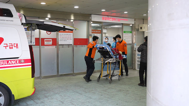 [부산=뉴시스] 119 구급대가 인제대학교 부산백병원 응급의료센터로 소아 환자를 이송하고 있다. (사진=인제대학교 부산백병원 제공) 2026.04.08. photo@newsis.com *재판매 및 DB 금지
