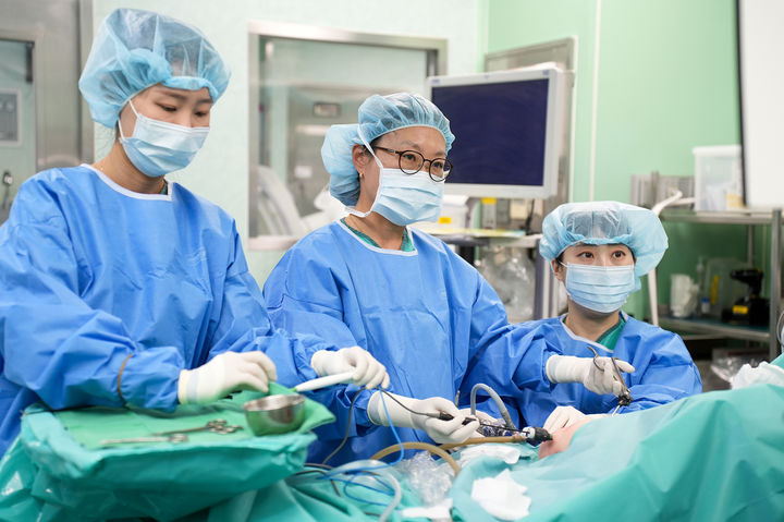 [부산=뉴시스] 인제대학교 부산백병원 남소현 소아외과 교수가 소아탈장수술을 집도하고 있다. (사진=인제대학교 부산백병원 제공) 2026.04.08. photo@newsis.com *재판매 및 DB 금지