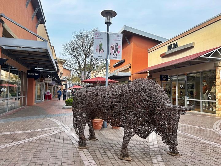 [서울=뉴시스] 여주 프리미엄 아웃렛에 전시된 조각 작품, 박순민 작가의 '황소' (사진=신세계사이먼 제공) 2026.04.08. photo@newsis.com *재판매 및 DB 금지