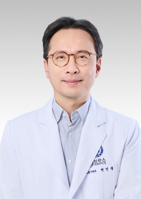 [서울=뉴시스] 8일 연세대 강남세브란스병원에 따르면 변민광 호흡기내과 교수는 미국 전자담배 연구 그룹인 오하이오주립대학교 의과대학 로렌 E. 월드(Loren E. Wold) 교수, UC 샌디에고 의과대학 로라 E. 크로티 알렉산더(Laura E. Crotty Alexander) 교수와 함께 전자담배가 인체 여러 장기에 미치는 영향을 분석한 리뷰 논문을 발표했다. 사진은 변광민 연세대 강남세브란스병원 호흡기내과 교수, (사진=연세대 강남세브란스병원 제공) 2026.04.08. photo@newsis.com *재판매 및 DB 금지