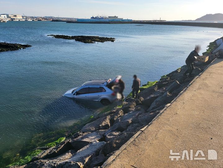 [제주=뉴시스] 7일 오후 제주시 한림읍 소재 방파제에서 SUV가 추락해 해경이 수습에 나서고 있다. (사진=제주해양경찰서 제공) 2026.04.08. photo@newsis.com