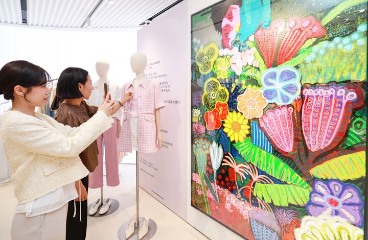 [서울=뉴시스] '더한섬하우스 서울점' 5층 에이치룸(H ROOM)'에서 진행중인 'THINK MEMORY' 전시 모습 (사진=현대백화점 제공) 2026.04.08. photo@newsis.com *재판매 및 DB 금지