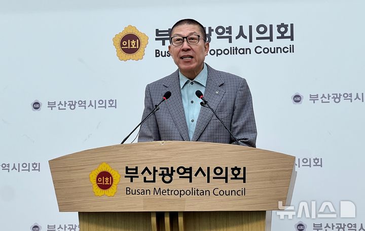 [부산=뉴시스] 원동화 기자 = 박형준 부산시장이 8일 부산시의회 브리핑룸에서 기자회견을 열고 보수 대통합 메시지를 발표했다. 2026.04.08. dhwon@newsis.com