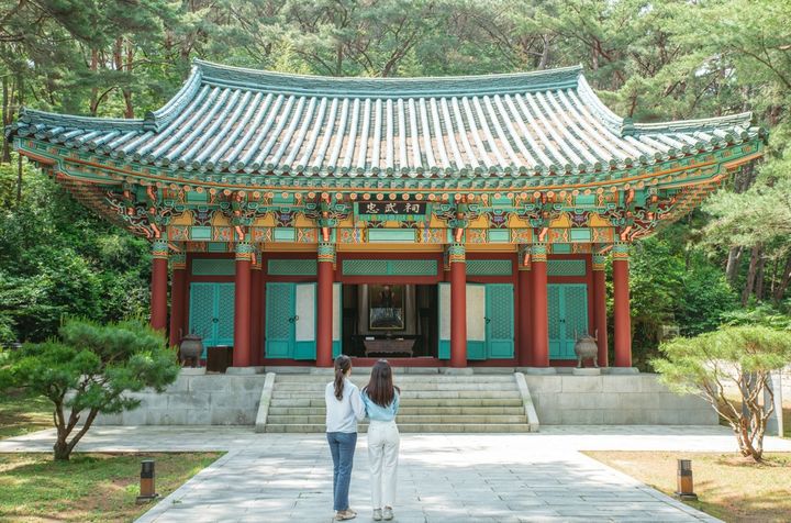 [통영=뉴시스][통영=뉴시스] 신정철 기자= 경남 통영시가 경남도가 주관한 '경남에서 한 달 여행하기' 공모에 선정됨에 따라 2026년 체류형 관광 프로그램 ‘통영애(愛)온나’를 본격 추진한다고 8일 밝혔다.사진은 경남에서 한 달 여행하기 한산도 제승당 모습.(사진=통영시 제공).2026.04.08. photo@newsis.com *재판매 및 DB 금지