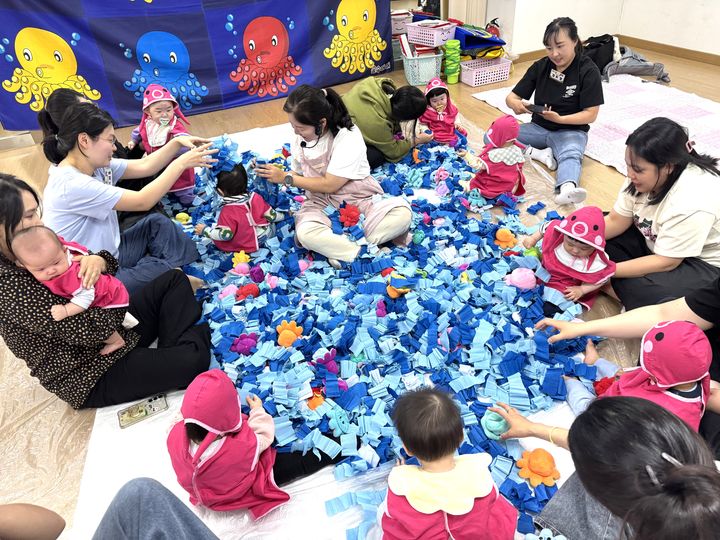 [횡성=뉴시스] 유아와 부모가 함께 ‘숲속아이 오감놀이터’ 프로그램에 참여하며 서로 정서적 교감을 나누는 모습. (사진=횡성군 제공) 2026.04.08. photo@newsis.com *재판매 및 DB 금지