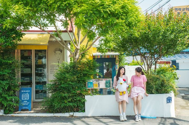 [통영=뉴시스] 신정철 기자= 경남 통영시는 2026년 체류형 관광 프로그램 ‘통영애(愛)온나’에 참여할 관광객 100여 명을 모집한다고 8일 밝혔다.사진은 경남에서 한 달 여행하기 봉수골 거리 모습.(사진=통영시 제공).2026.04.08. photo@newsis.com *재판매 및 DB 금지