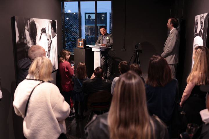 [서울=뉴시스] 6일(현지시각) 오스트리아 비엔나에서 양종훈 상명대 석좌교수의 사진전이 개막했다. 개막식에서 양 교수가 발언하고 있다. (사진=상명대 제공) 2026.04.08. photo@newsis.com *재판매 및 DB 금지