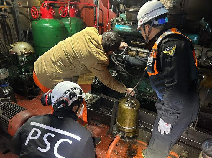 [부산=뉴시스] 연료유 시료 채취 현장. (사진=부산해경 제공) 2026.04.08. photo@newsis.com *재판매 및 DB 금지