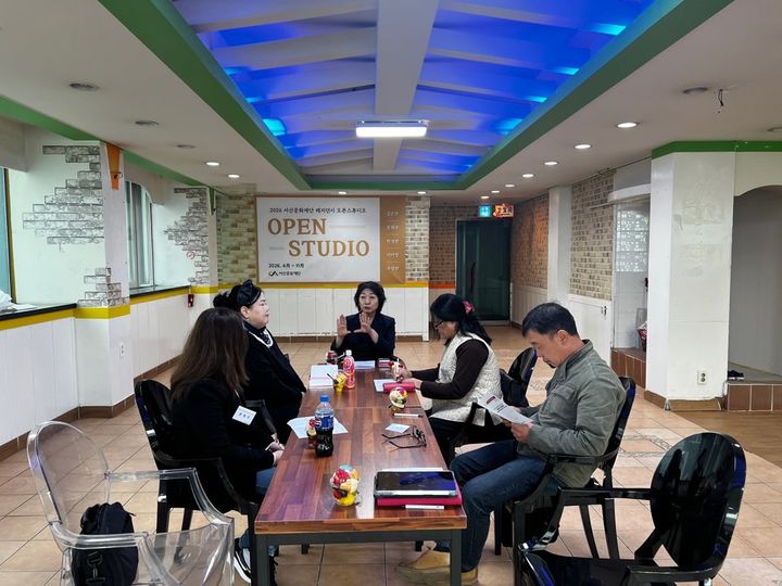 [서산=뉴시스] 지난 6일 서산문화재단 레지던시 지원사업 오픈스튜디오 입주작가 5인이 오픈스튜디오에 모여 첫 모임을 갖고 있다.(사진=서산문화재단 제공) 2026.04.08. photo@newsis.com *재판매 및 DB 금지