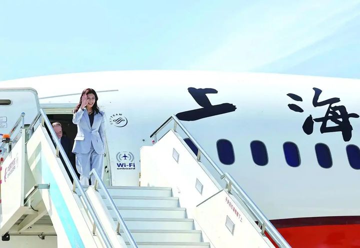 [서울=뉴시스]친중 성향의 대만 국민당 정리원 주석이 7일 중국 상하이에 도착해 환영 인사들에게 손을 흔들어 인사하고 있다. 정 주석은 중국의 극진한 예우 속에 5박6일 방중 일정을 소화하고 있다. <사진출처: 신화통신> 2026.04.08