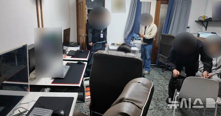 [제주=뉴시스] 제주경찰청이 6일 제주시 소재 불법 성인 PC방을 적발해 조사하고 있다. (사진=제주경찰청 제공) 2026.04.08. photo@newsis.com 