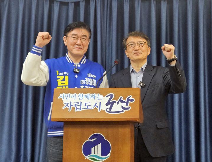 [군산=뉴시스]고석중 기자=8일 군산시청에서 김재준 군산시장 예비후보(왼쪽)과 김의겸 군산 국회의원 재선거 출마예정자가 정책 공조를 선언하고 있다.20260406. k9900@newsis.com *재판매 및 DB 금지