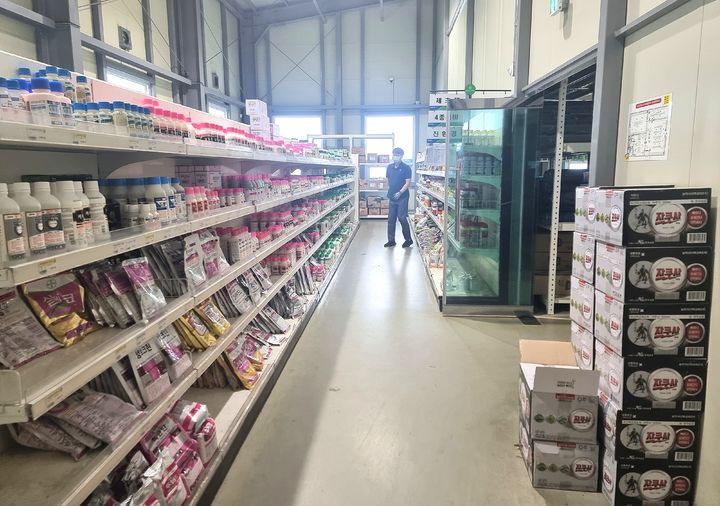 [평창=뉴시스] 부정·불량 농약 유통을 차단하고 농약 유통 질서를 확립하기 위한 농자재 점검 모습. (사진=평창군 제공) 2026.04.08. photo@newsis.com *재판매 및 DB 금지