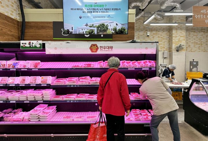 [세종=뉴시스] 세종시 싱싱장터 소담점에서 '세종한우대왕' 보는 시민.(사진=세종시). 2026.04.08. photo@newsis.com. *재판매 및 DB 금지