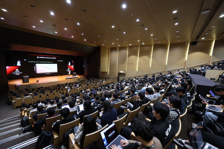 [서울=뉴시스] 국내외 화이트햇 해커와 사이버 보안 전문가들이 참여한 '닷핵 컨퍼런스 2026(.HACK Conference 2026)'이 8일 성황리에 막을 내렸다. 사진은 객석을 모두 채운 기조강연 현장 (사진=티오리한국 제공) 2026.04.08. photo@newsis.com *재판매 및 DB 금지