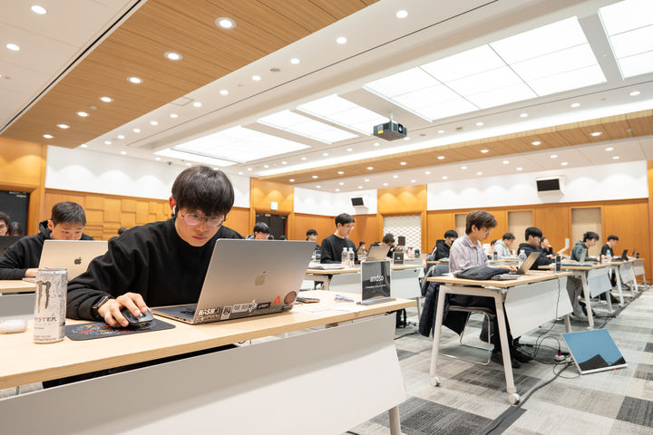 [서울=뉴시스]국내외 화이트햇 해커와 사이버 보안 전문가들이 참여한 '닷핵 컨퍼런스 2026(.HACK Conference 2026)'이 8일 성황리에 막을 내렸다. 사진은 4월7일 진행된 Dreamhack Invitational CTF(해킹방어대회) 참가자들. (사진=티오리한국 제공) 2026.04.08. photo@newsis.com *재판매 및 DB 금지