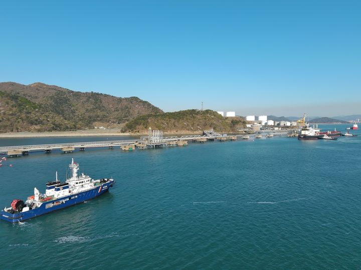 [여수=뉴시스] 여수해양경찰서 경비함이 8일 오전 원유 100만 배럴을 싣고 여수·광양항에 입항하는 원유 운반선을 호송하고 있다. (사진=여수해경 제공) 2026.04.08. photo@newsis.com *재판매 및 DB 금지