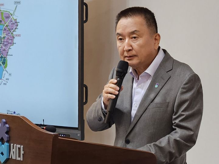 [청주=뉴시스] 이도근 기자= 김영환 충북지사가 8일 충북도청 브리핑룸에서 '공공기관 2차 이전 대응 방향' 도정 브리핑을 하고 있다. 2026.04.08. nulha@newsis.com *재판매 및 DB 금지