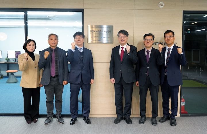 [서울=뉴시스] (왼쪽부터) 홍선미 한국반도체산업협회 실장, 김재호 세종대 지능센서플랫폼연구단장, 김형진 엔투엠 대표이사, 엄종화 세종대 총장, 송형규 세종대 교학·연구부총장, 임기택 한국산업기술기획평가원 PD가 '온센서 AI 최적화 지원센터' 개소식에서 기념 촬영을 하고 있다. (사진=세종대 제공) 2026.04.08. photo@newsis.com *재판매 및 DB 금지