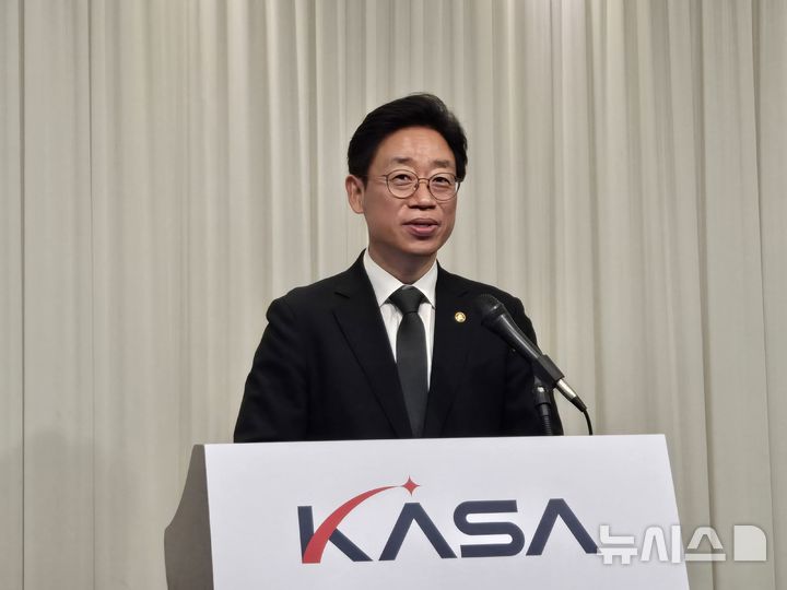 [서울=뉴시스]오태석 우주항공청 청장이 8일 서울 광화문에서 진행된 출입기자 간담회에서 인사말을 하고 있다. (사진=윤현성 기자)