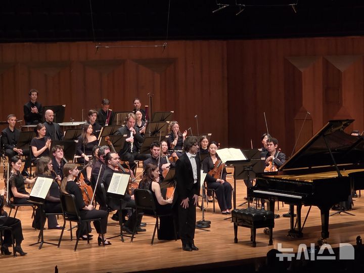 [서울=뉴시스] 조기용 기자 = 지난 7일 서울 서초구 예술의전당에서 열린 '2026 예술의전당 교향악축제 - 베르비에 페스티벌 체임버 오케스트라' 공연에서 피아니스트 라파우 블레하츠가 악단과 협연했다. 2026.04.08. excuseme@newsis.com