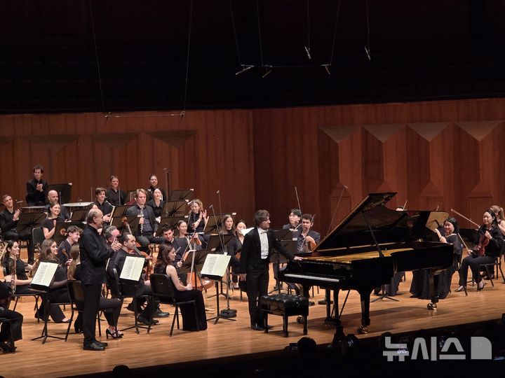 [서울=뉴시스] 조기용 기자 = 지난 7일 서울 서초구 예술의전당에서 열린 '2026 예술의전당 교향악축제 - 베르비에 페스티벌 체임버 오케스트라' 공연에서 피아니스트 라파우 블레하츠가 악단과 협연했다. 2026.04.08. excuseme@newsis.com