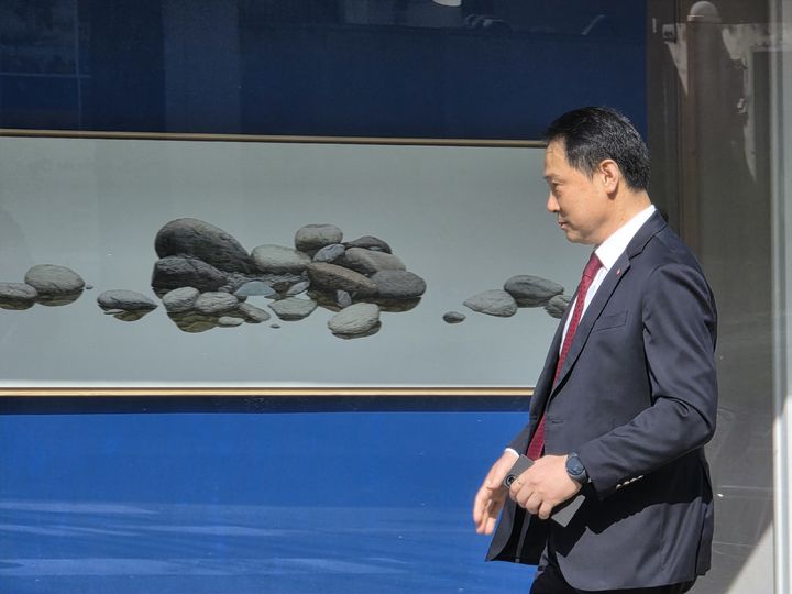 [서울=뉴시스] 박현준 기자 = 김종우 SKC 사장이 8일 서울 종로구 삼청동 '선혜원'에서 열린 창립 73주년 기념 행사에 참석하기 위해 이동하고 있다. 2026.04.08 parkhj@newsis.com *재판매 및 DB 금지