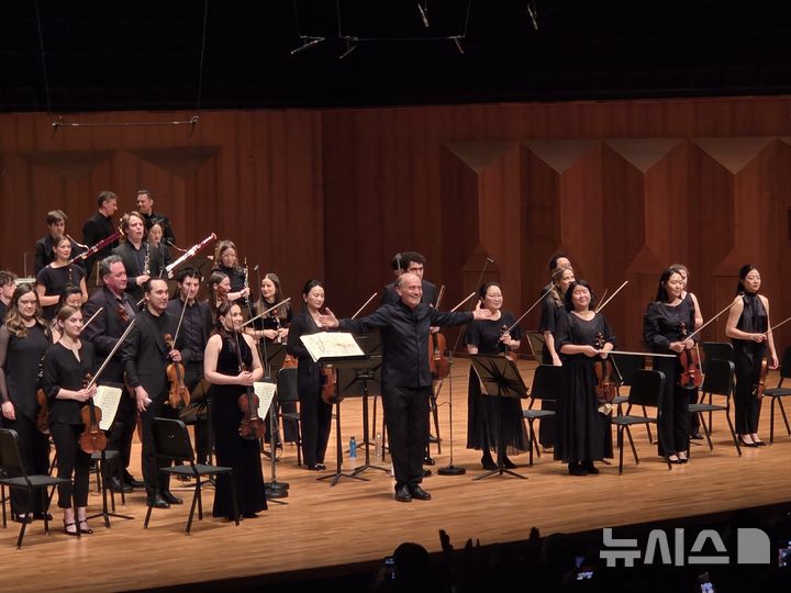 [서울=뉴시스] 조기용 기자 = 지난 7일 서울 서초구 예술의전당에서 열린 '2026 예술의전당 교향악축제 - 베르비에 페스티벌 체임버 오케스트라' 공연에서 지휘자 가보르 터카치-너치가 무대 후 객석에 인사하고 있다. 2026.04.08. excuseme@newsis.com