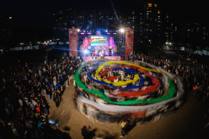 [울산=뉴시스] 지난해 5월 9일부터 11일까지 개최된 제21회 울산쇠부리축제 폐막 프로그램인 '대동난장 불매야' (사진=울산 북구 제공) photo@newsis.com *재판매 및 DB 금지